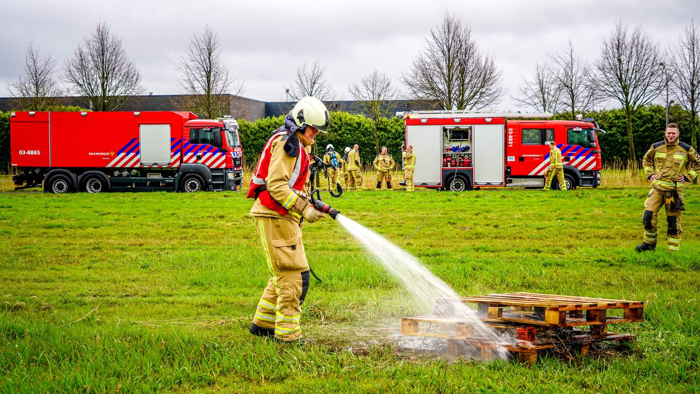 Brandweerman Alex neemt na 37 jaar afscheid bij brandweer Coevorden met in scéne gezet brandje