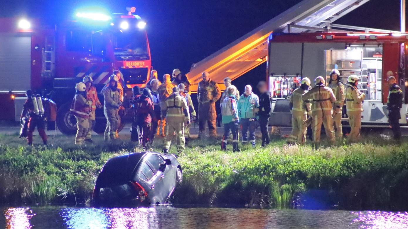 Auto hangt boven kanaal na ongeval op A37 bij Hoogeveen