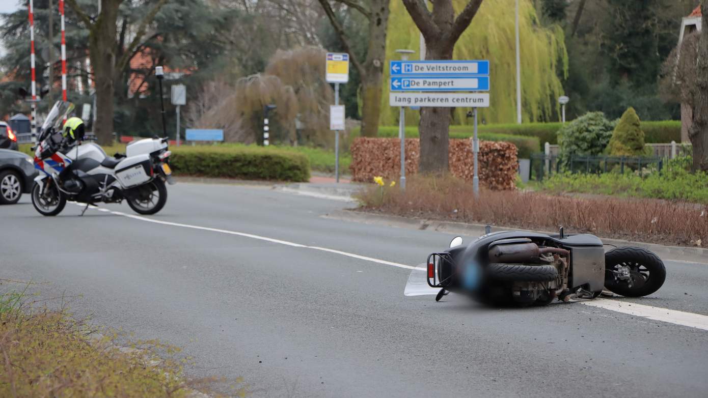 Scooterrijder gewond na botsing met auto in Coevorden