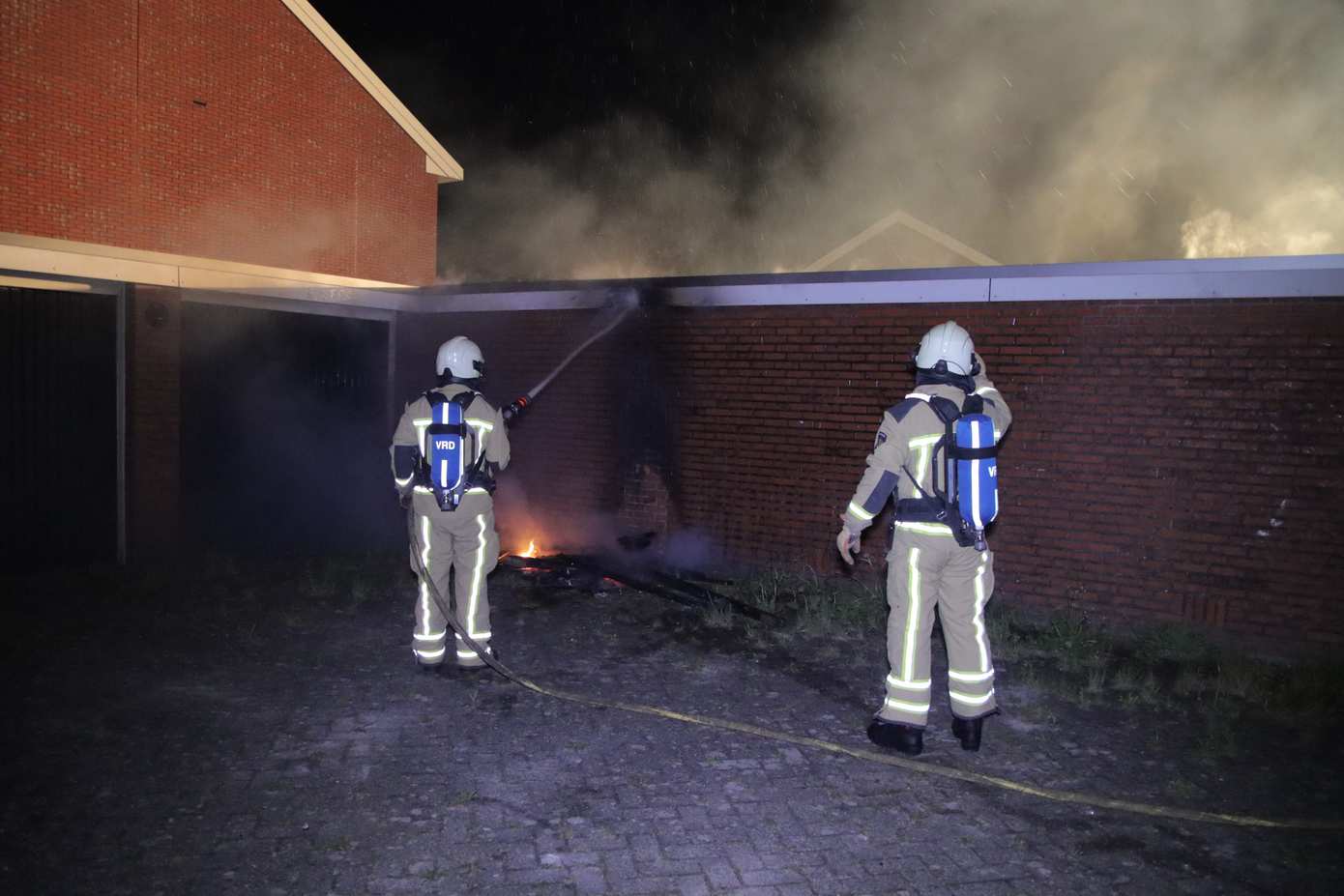 Brand bij garageboxen in Klazienaveen