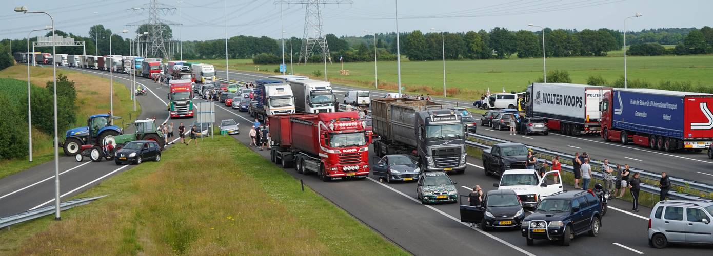 Twee aanhoudingen en agent lichtgewond bij protestblokkade A37