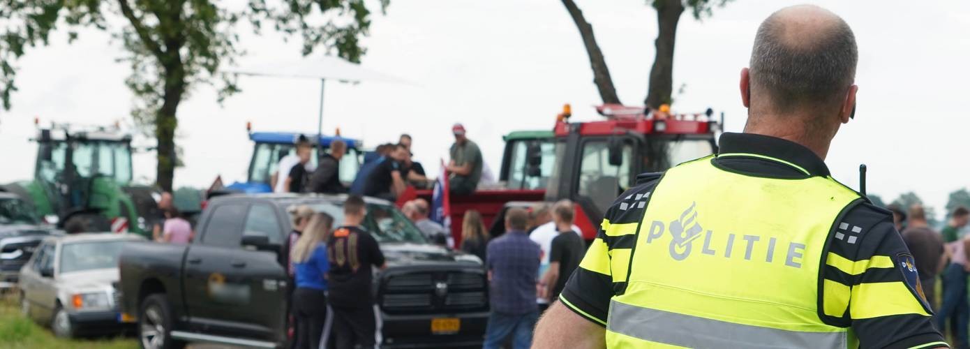 A28 tussen Rogat en Staphorst muurvast door stilstaande trekkers