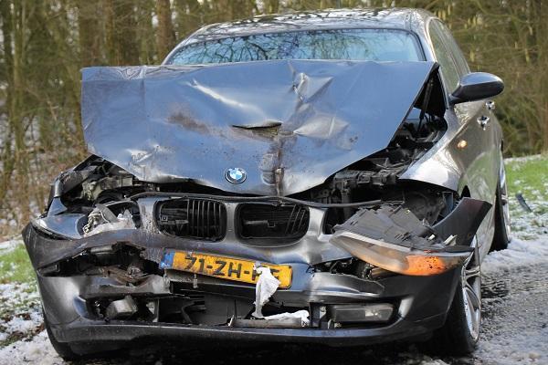 BMW zwaar beschadigd na ongeval door gladheid 