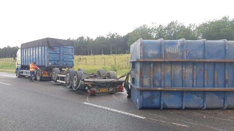 Vrachtwagen verliest container: A28 uren lang dicht