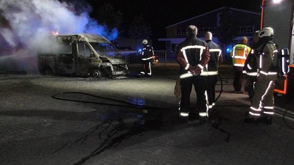 Bedrijfsbus brandt uit in Hoogeveen