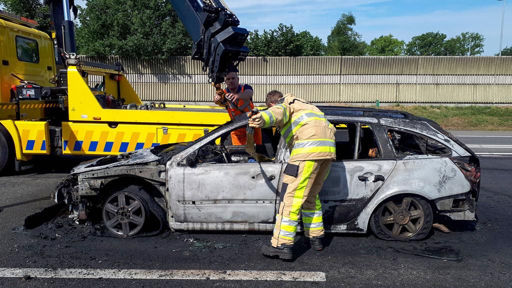 Hele dag vertraging op de A28 door autobrand bij Staphorst