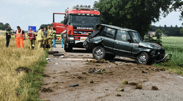 Auto vliegt van A32, bestuurder raakt gewond, wielrenner geraakt door brokstukken