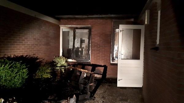 Bankstel en heg in brand gestoken in Emmer-Compascuum