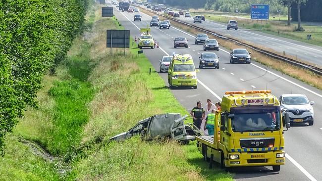 Auto belandt op de kop in de sloot langs A28 bij Assen