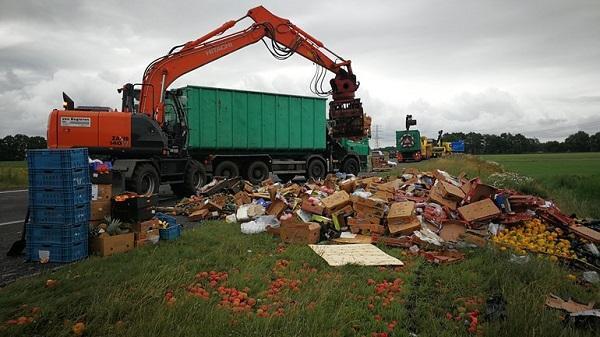 vrachtwagen verliest fruit op A37; hinder tot 15:00