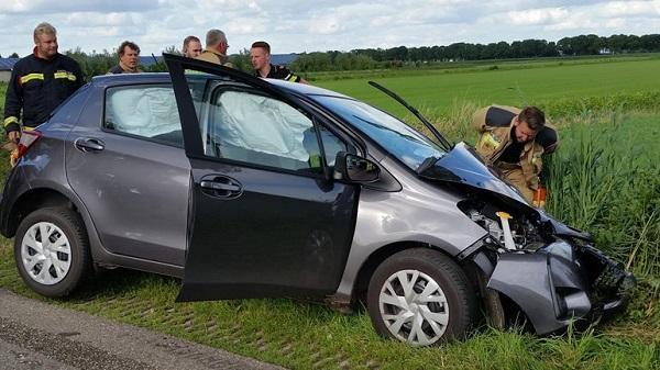 Auto botst tegen boom in Kerkenveld