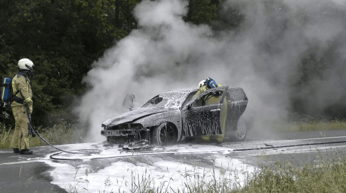 Auto brandt uit op afrit bij Meppel