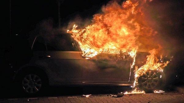 Auto gaat in vlammen op in Hoogeveen