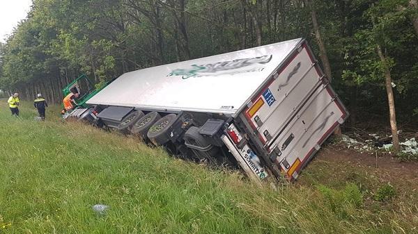 Vrachtwagen belandt in sloot langs A28 bij Hoogeveen