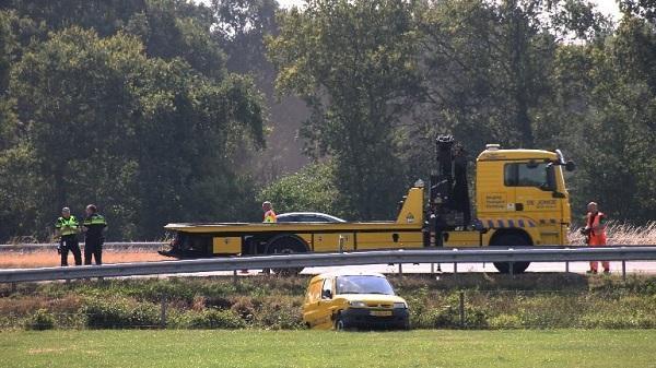 Busje van de weg op A28