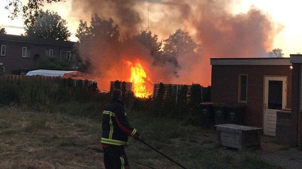 Complete achtertuin in brand in Hoogeveen