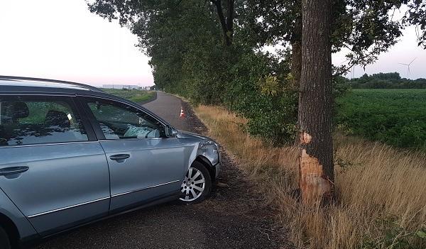 Auto tegen boom op de Hulteweg in Coevorden