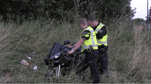 Motorrijder naar ziekenhuis na valpartij A28