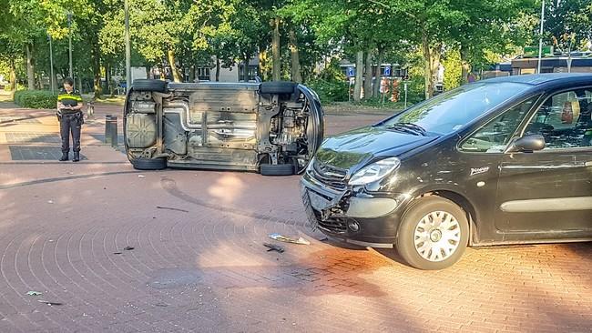 Auto belandt op zijkant bij ongeval