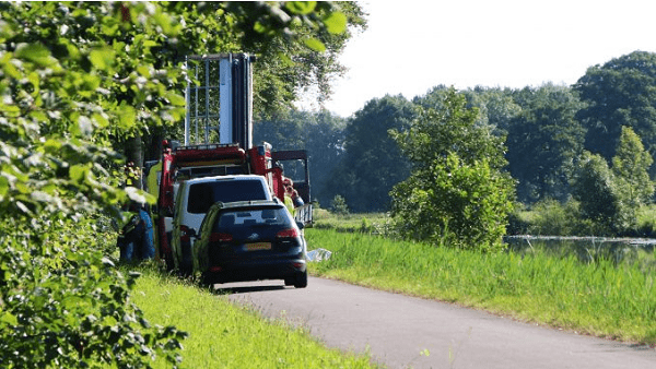 Politie doet onderzoek na vondst lichaam in het water