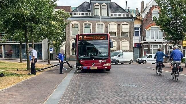 Bus rijdt lantaarnpaal omver in Assen