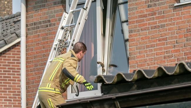 Brandweer redt kat die vast zat tussen klapraam en kozijn