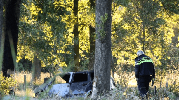 Politie achtervolgd gestolen auto; auto tegen boom en brand uit