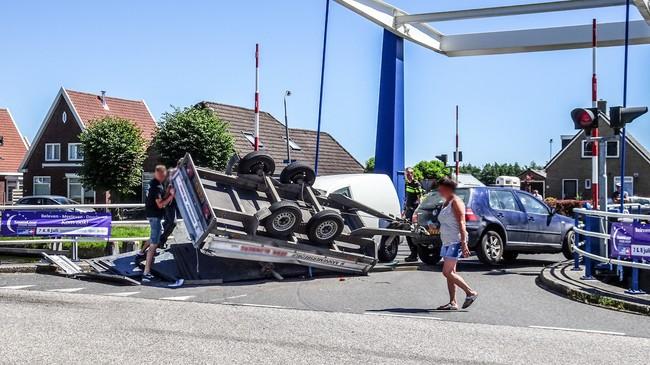 Aanhanger met inhoud kiepert op bestelbusje in Smilde