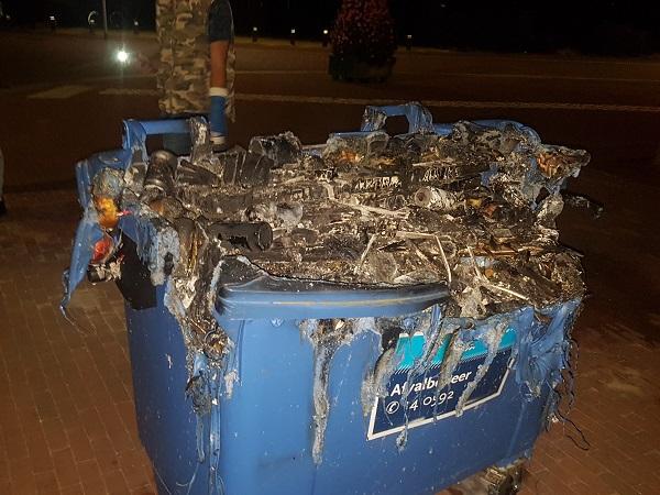 Brandweer blust container op Stationsstraat Assen