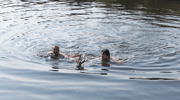 Bewoners redden ree uit Hoogeveense vaart Nieuweroord