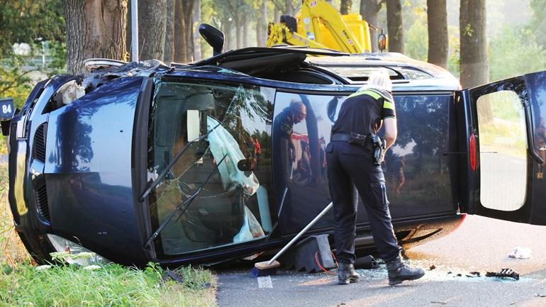 Auto op de kant na botsing met boom