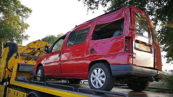 Automobilist gewond na botsing in Drijber