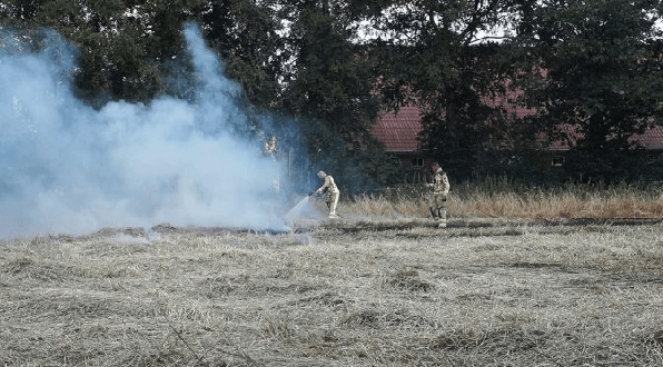 Weer brand op een akker tijdens oogsten