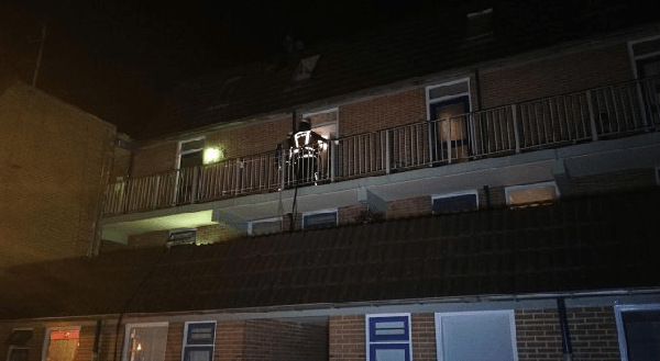 Verwarde vrouw uit brandende woning gehaald