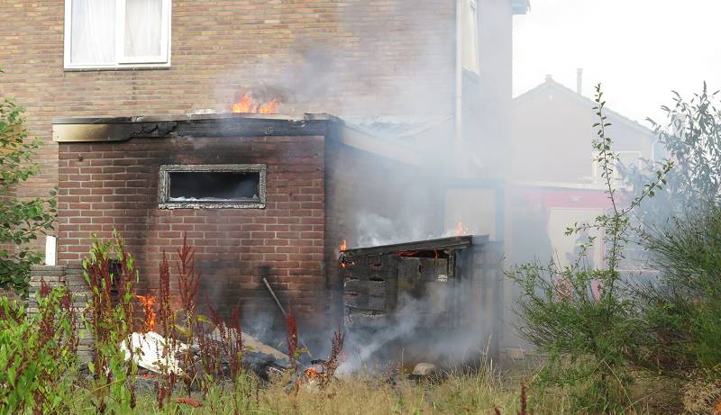 Kind speelt met vergrootglas, schuur in brand en konijn gered