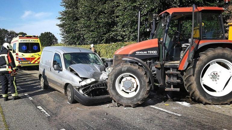 Auto botst op trekker: een gewonde