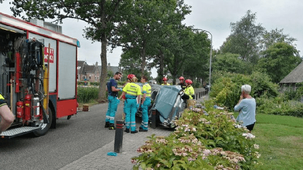 Oldtimer op de kant in Jonkersvaart; bestuurder bekneld