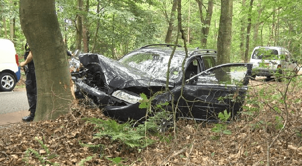 Auto tegen boom in Echten