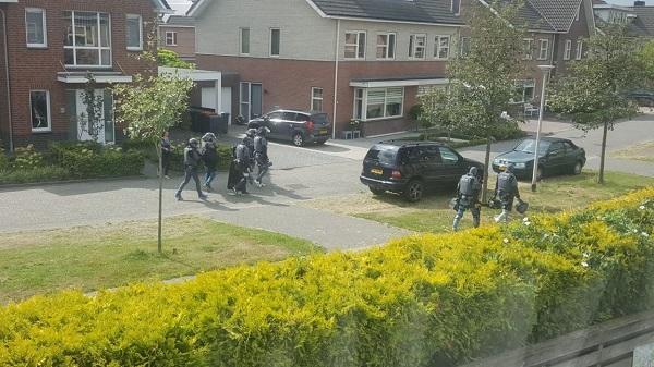 Arrestatieteam zocht verdachte zware mishandeling in Assen (Video)