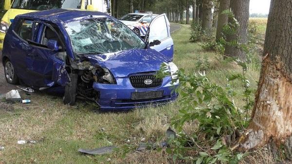 vrouw gewond na botsing tegen boom