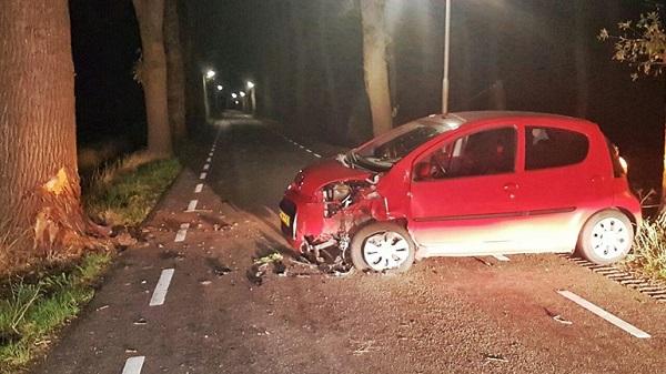 Auto hard tegen boom in Echten