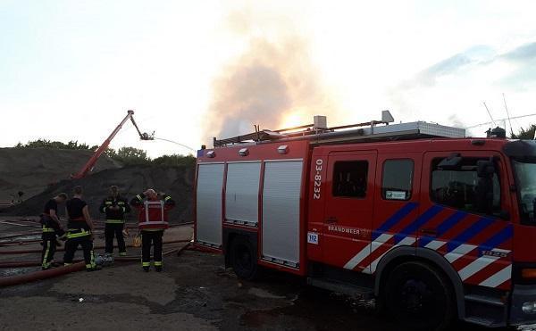 Brandweer vanuit Assen Hoogeveen en Noord-Drenthe helpen blussen in Nieuw-Dordrecht