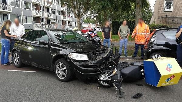 Pizzakoerier gewond na botsing met auto