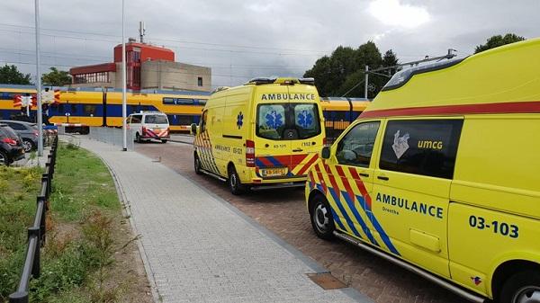 Man zwaargewond na aanrijding bij treinstation Assen (video)