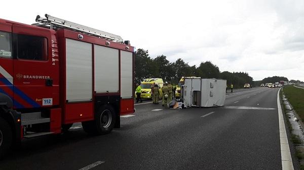 Camper op de kant op A28: Snelweg dicht en drie gewonden