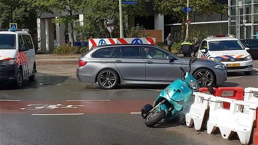 Scooterrijder gewond na botsing met auto in Assen