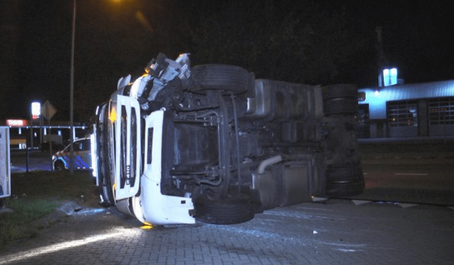 Vrachtwagen raakt vluchtheuvel en beland op de kant