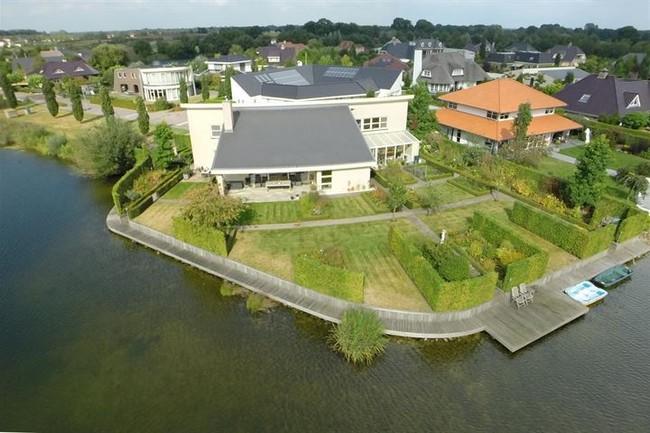 Te koop in Drenthe: vrijstaande villa met oranjerie in villawijk