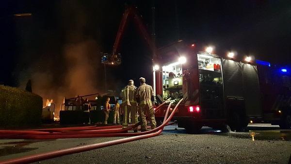 Sexboerderij brand tot de grond toe af, politie doet onderzoek (video)