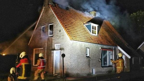 Veel schade bij woningbrand in Geesbrug